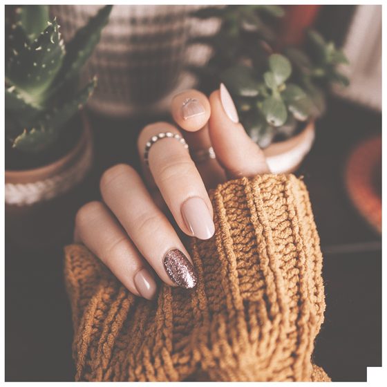 Manicurista de Pink Rabbit trabajando las uñas de una clienta en Las Condes